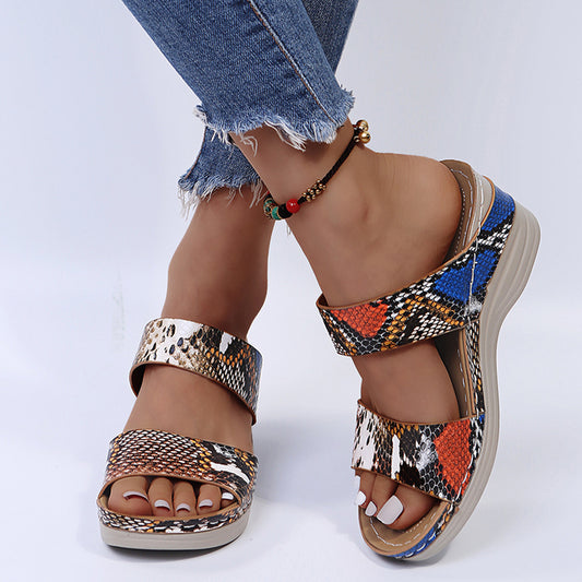Zia | Leopardikuvioiset nahkaiset kiilapohjalliset sandaalit-Shoes-EmiyoSuomi